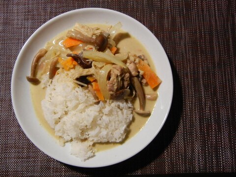 鶏もも肉とキノコと野菜のグリーンカレー